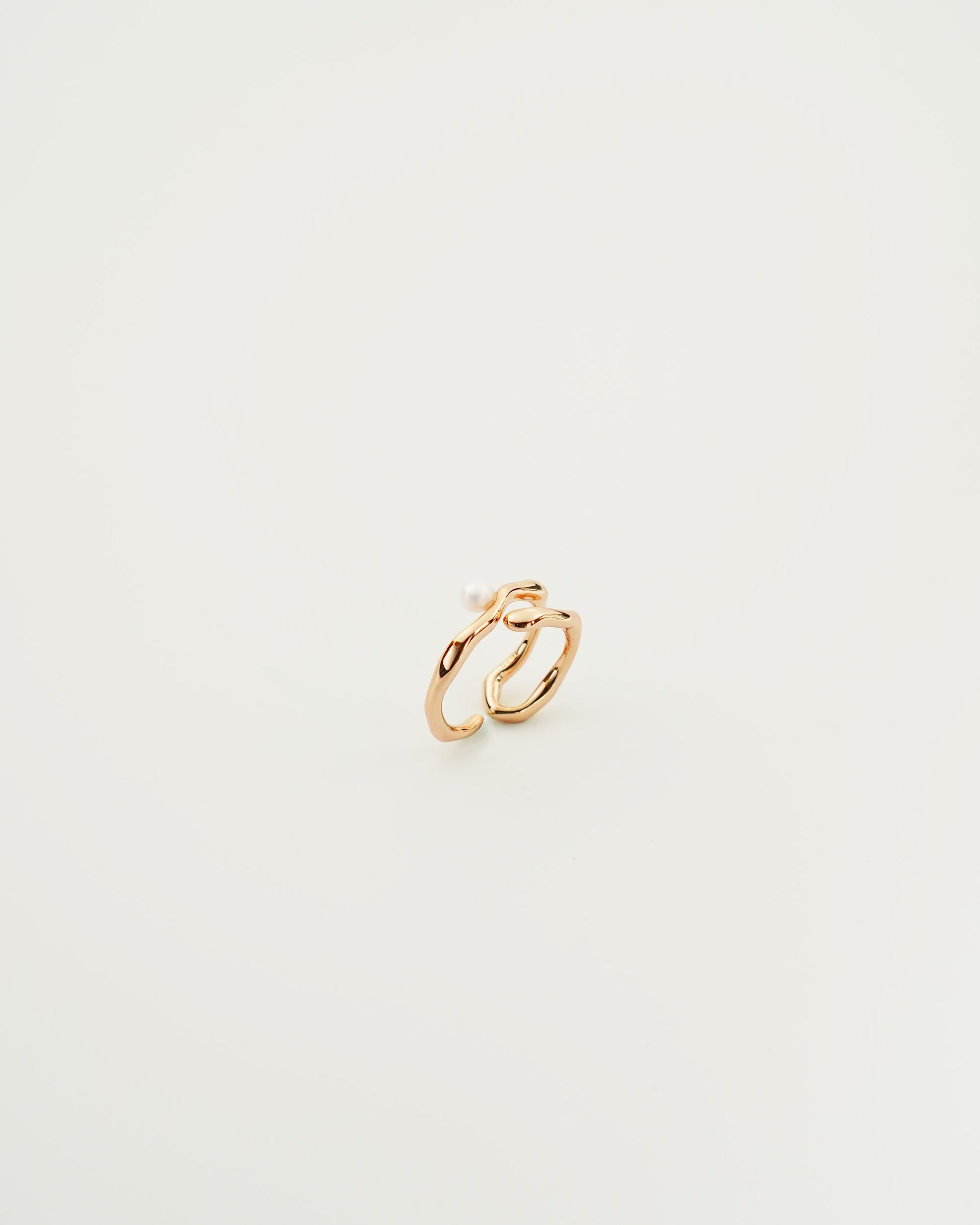 Flow Mini Pearl Ring, top view